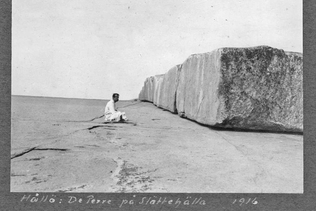 Man vilar på klipporna på Hallö 1916